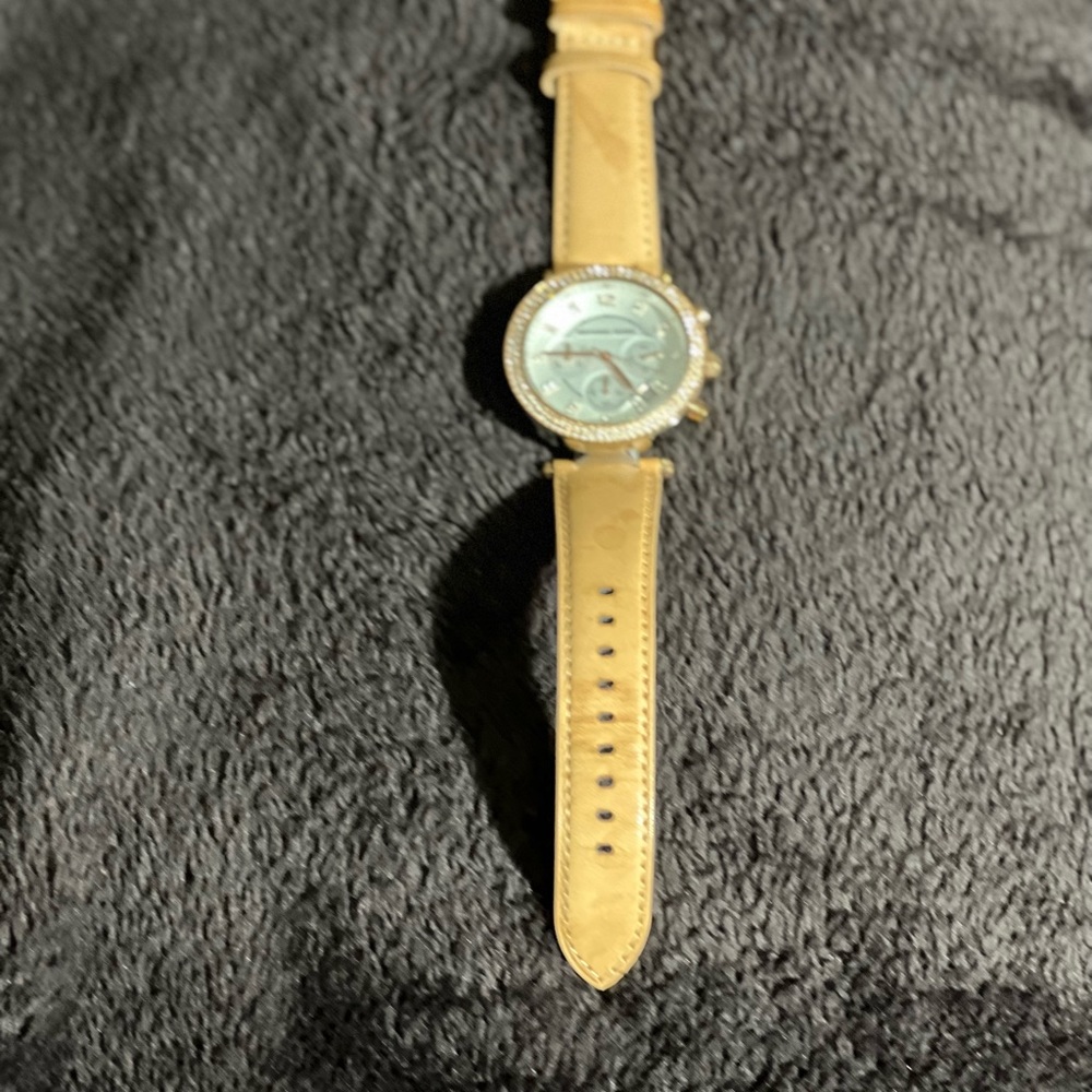 Michael Kors watch with light camel colored leather strap - Picture 4 of 4